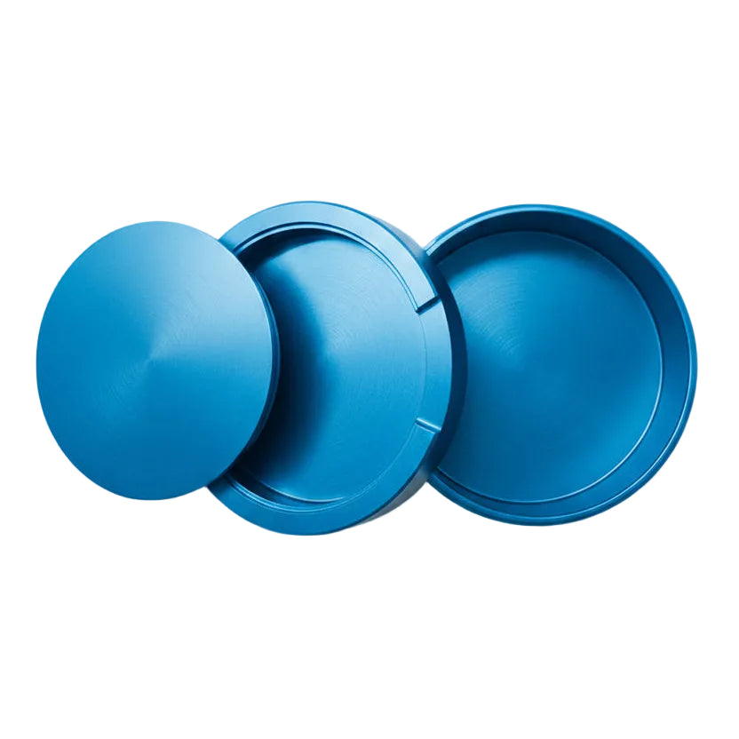Blå metallsnusdosa i aluminium. Öppen vy som visar dosan, locket och bjudlocket.