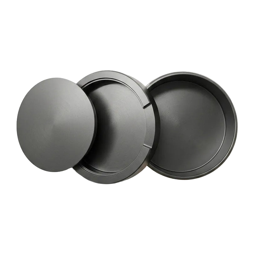 Grå metallsnusdosa i aluminium. Öppen vy som visar dosan, locket och bjudlocket.