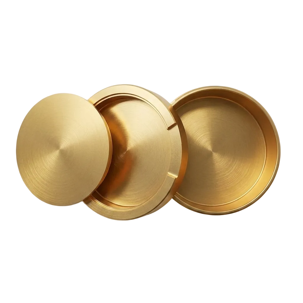 Guldig metallsnusdosa i aluminium. Öppen vy som visar dosan, locket och bjudlocket.