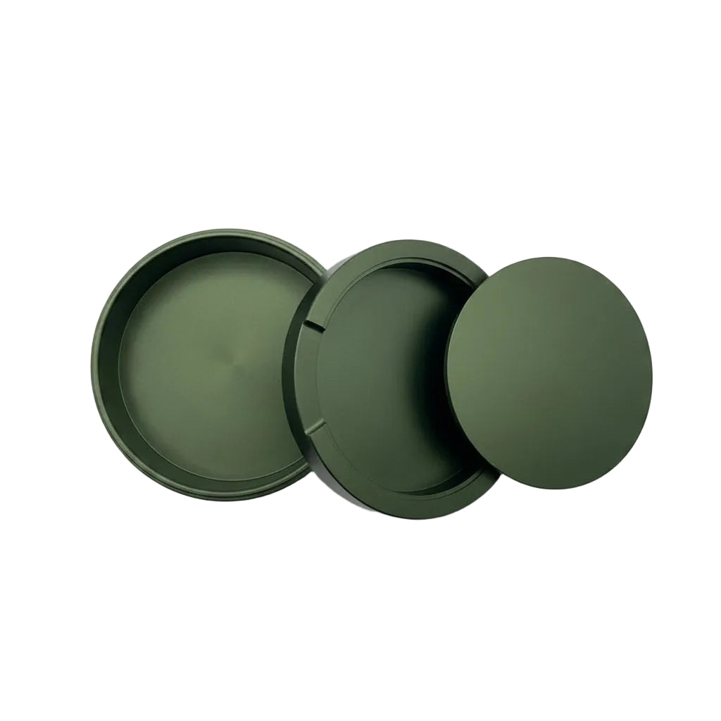 Olivgrön metallsnusdosa i aluminium. Öppen vy som visar dosan, locket och bjudlocket.