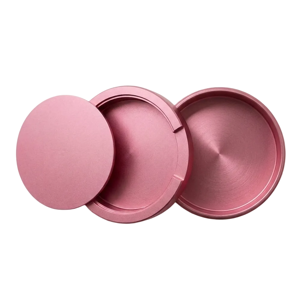Rosa metallsnusdosa i aluminium. Öppen vy som visar dosan, locket och bjudlocket.