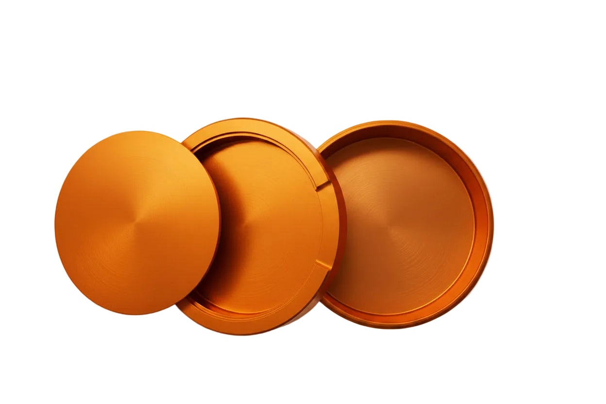 Orange metallsnusdosa i aluminium. Öppen vy som visar dosan, locket och bjudlocket.