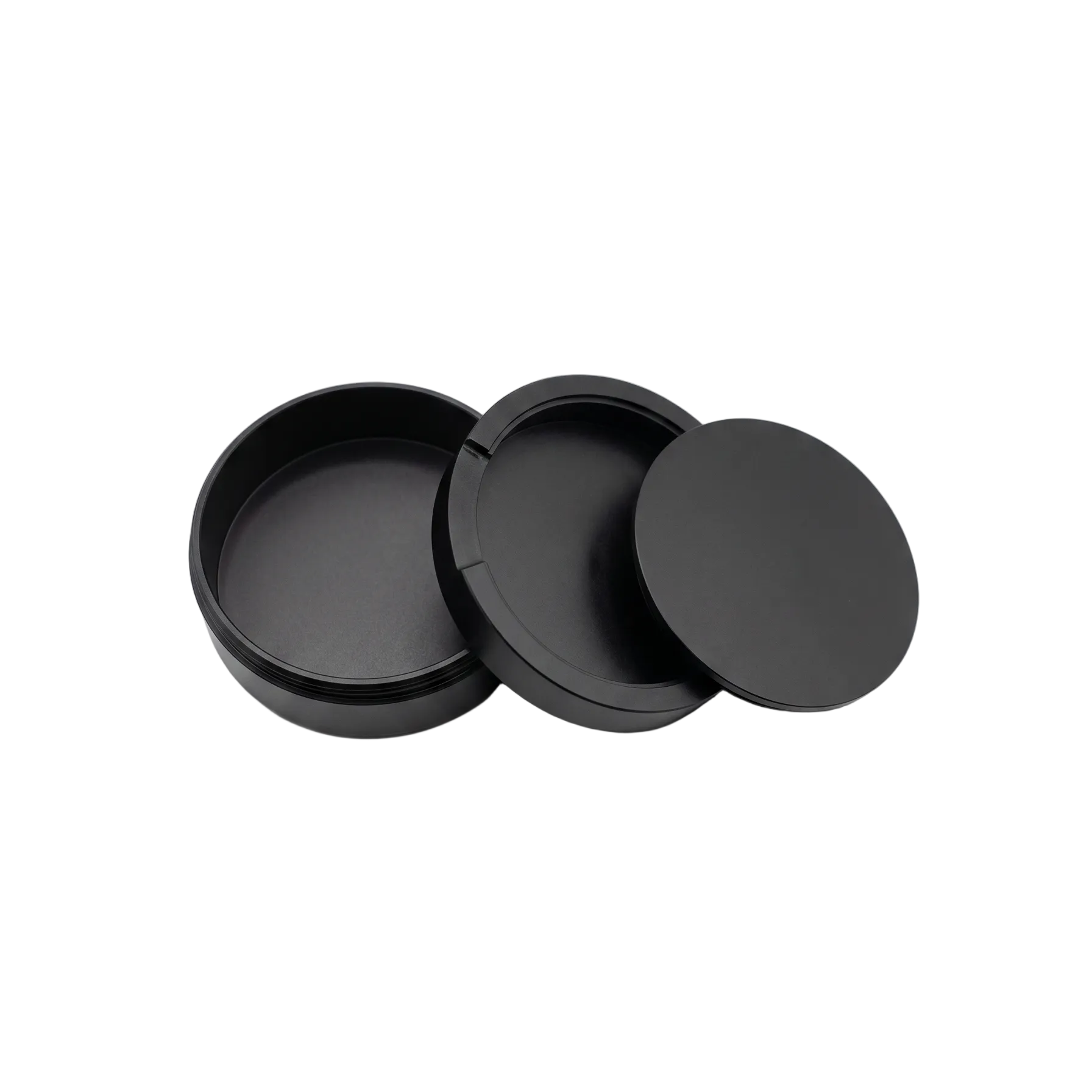 Svart metallsnusdosa i aluminium. Öppen vy som visar dosan, locket och bjudlocket.