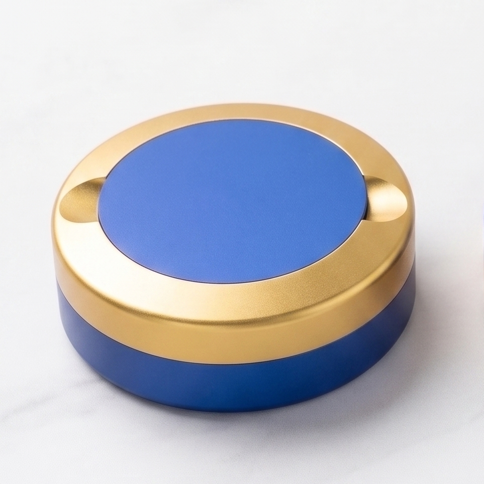 Tvåfärgad slim snusdosa i aluminium med blå lock och botten samt guldig ring i mitten från Duo Edition.
