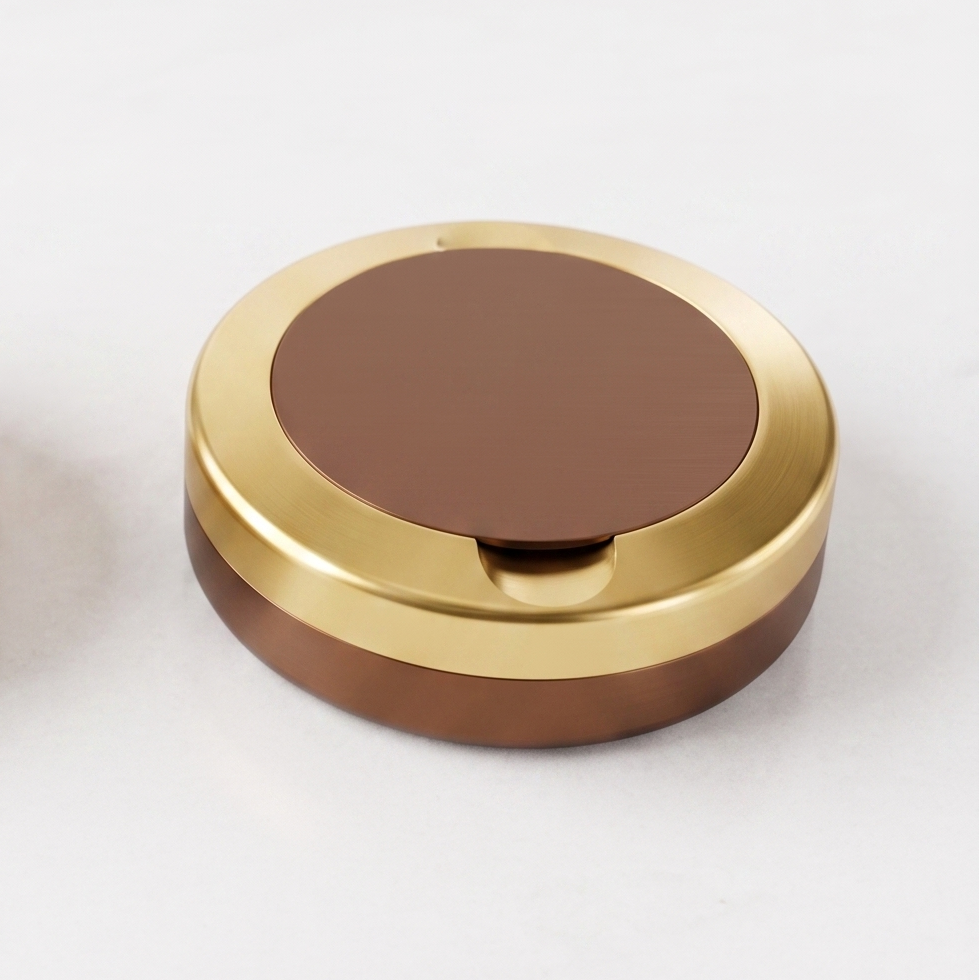 Tvåfärgad slim snusdosa i aluminium med brun lock och botten samt guldig ring i mitten från Duo Edition.