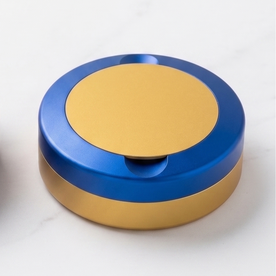 Tvåfärgad slim snusdosa i aluminium med guldig lock och botten samt blå ring i mitten från Duo Edition.