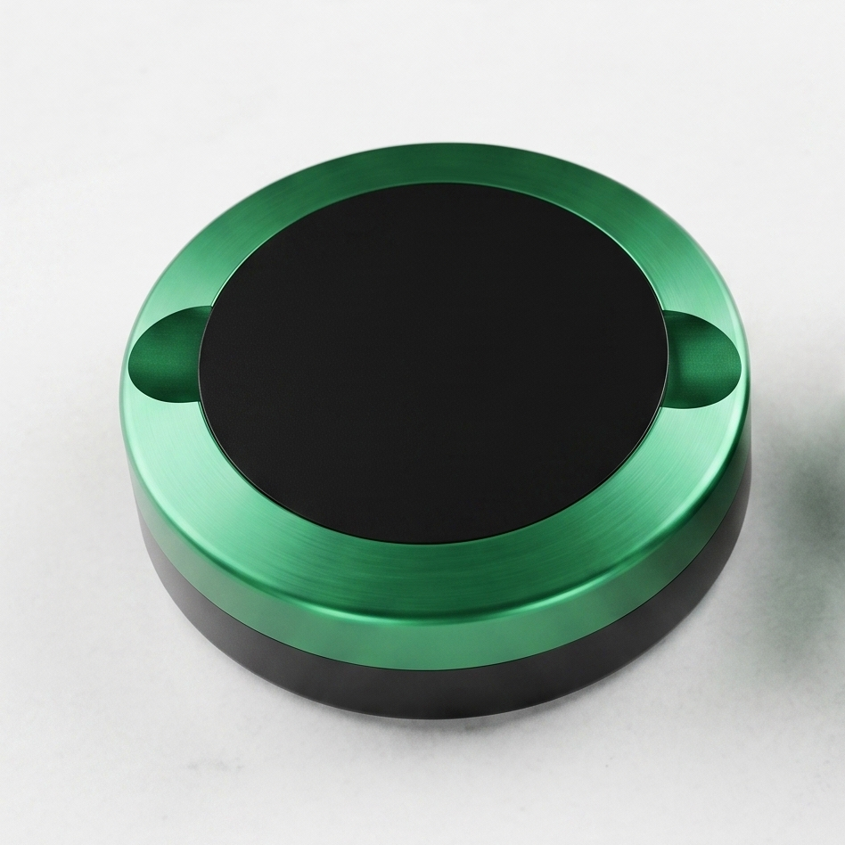 Tvåfärgad slim snusdosa i aluminium med svart lock och botten samt grön ring i mitten från Duo Edition.