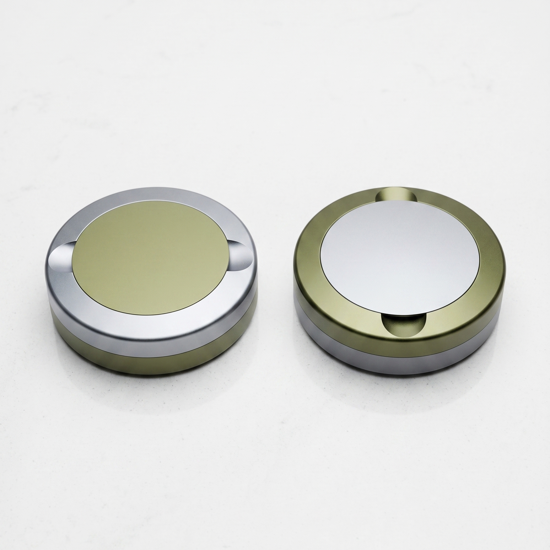 En parbild med två runda metalldosor i storlek slim, sida vid sida. Ena dosan är grå med olivgrön ring, den andra är olivgrön med grå ring.