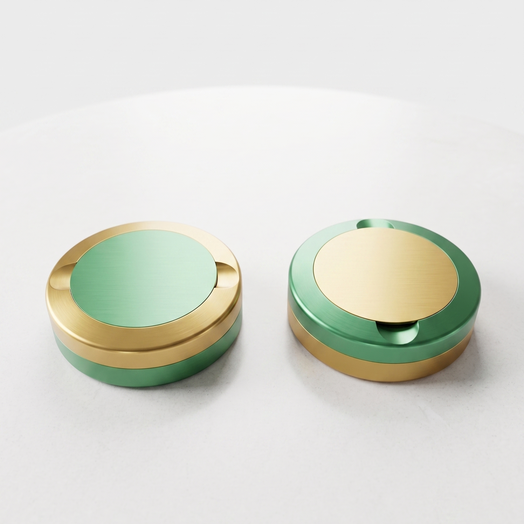 En parbild med två runda metalldosor i storlek slim, sida vid sida. Ena dosan är guldig med grön ring, den andra är grön med guldig ring.