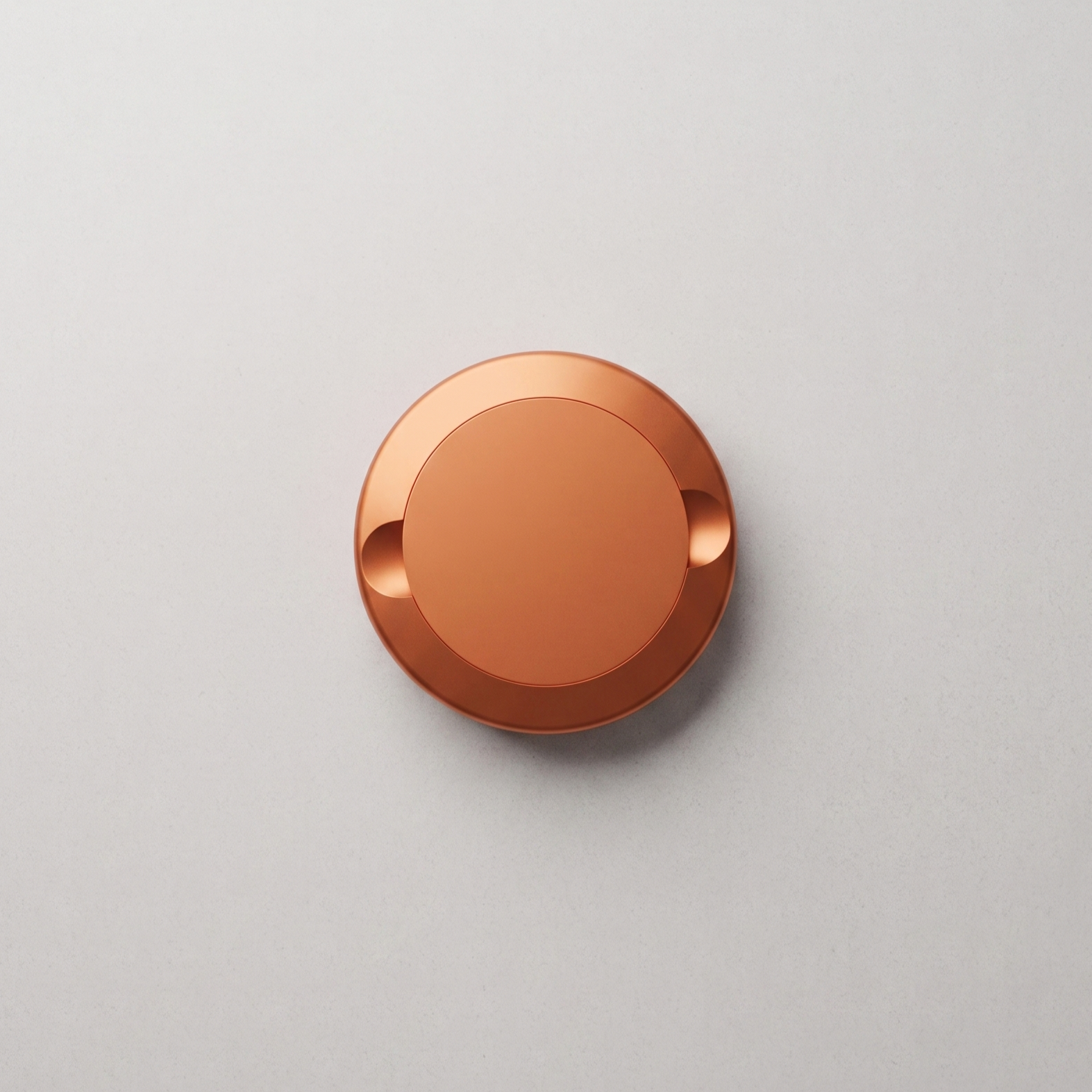 Snusdosa i metall, orange färg.