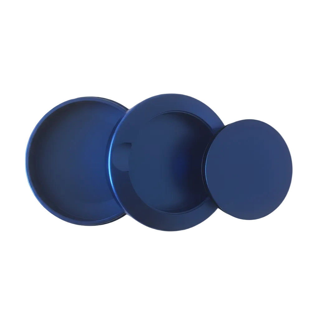 Slim blå metallsnusdosa i aluminium. Öppen vy som visar dosan, locket och bjudlocket.