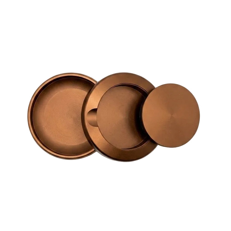 Slim brun metallsnusdosa i aluminium. Öppen vy som visar dosan, locket och bjudlocket.
