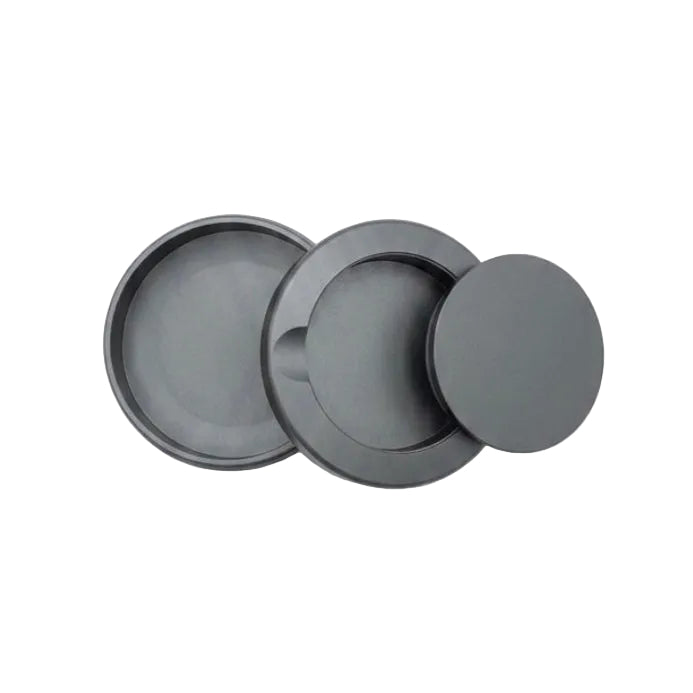 Slim grå metallsnusdosa i aluminium. Öppen vy som visar dosan, locket och bjudlocket.