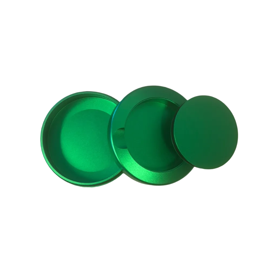 Slim grön metallsnusdosa i aluminium. Öppen vy som visar dosan, locket och bjudlocket.