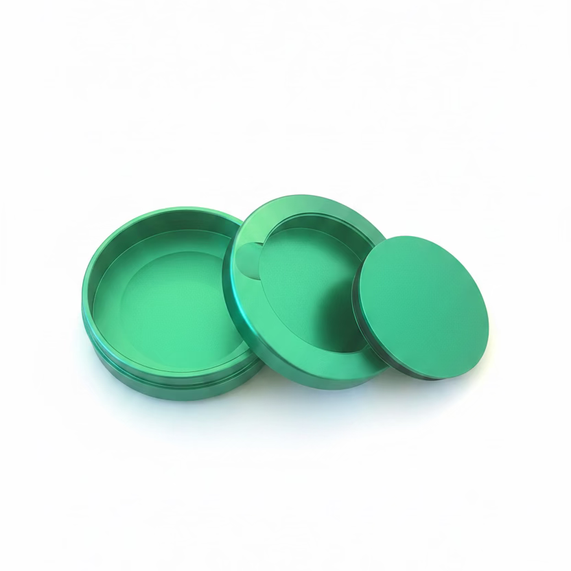 Slim grön metallsnusdosa i aluminium. Öppen vy som visar dosan, locket och bjudlocket.