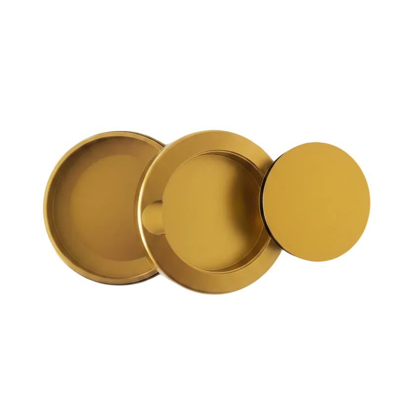 Slim guldig metallsnusdosa i aluminium. Öppen vy som visar dosan, locket och bjudlocket.