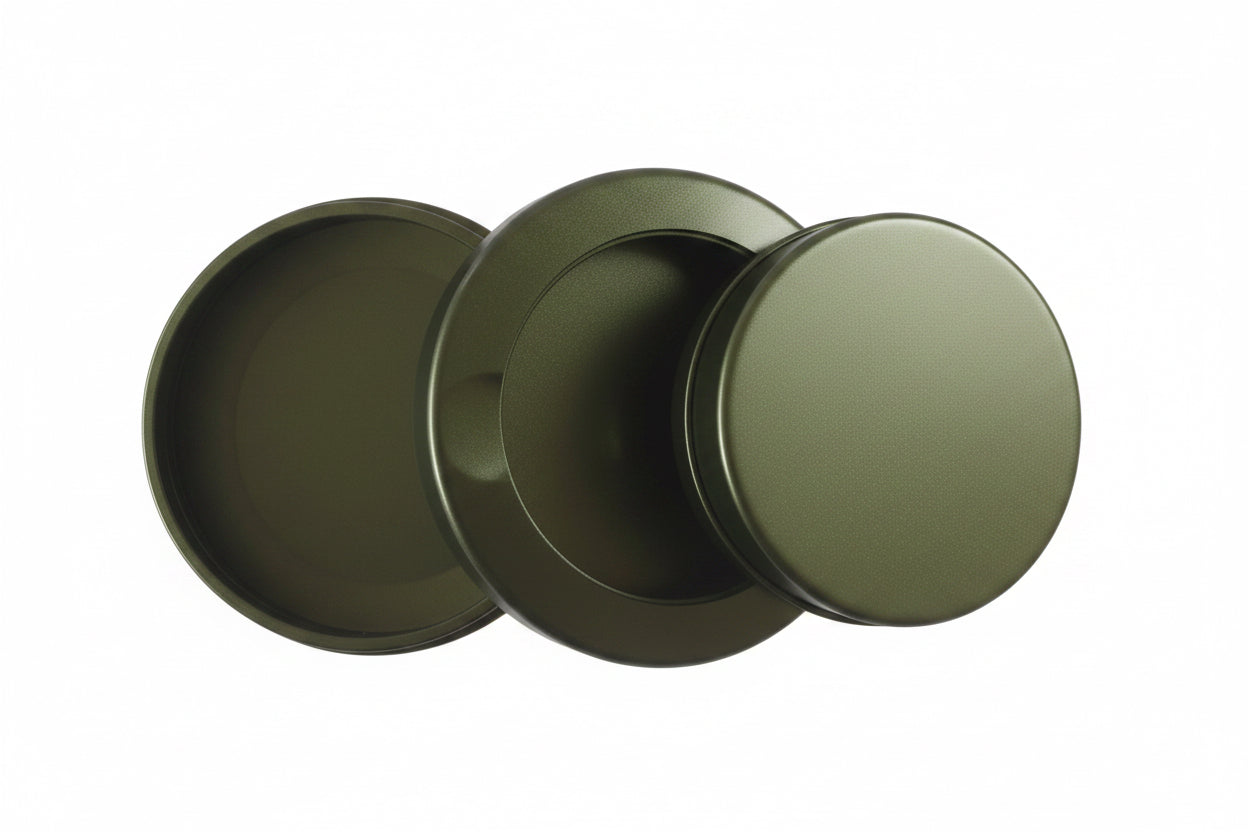 Slim olivgrön metallsnusdosa i aluminium. Öppen vy som visar dosan, locket och bjudlocket.