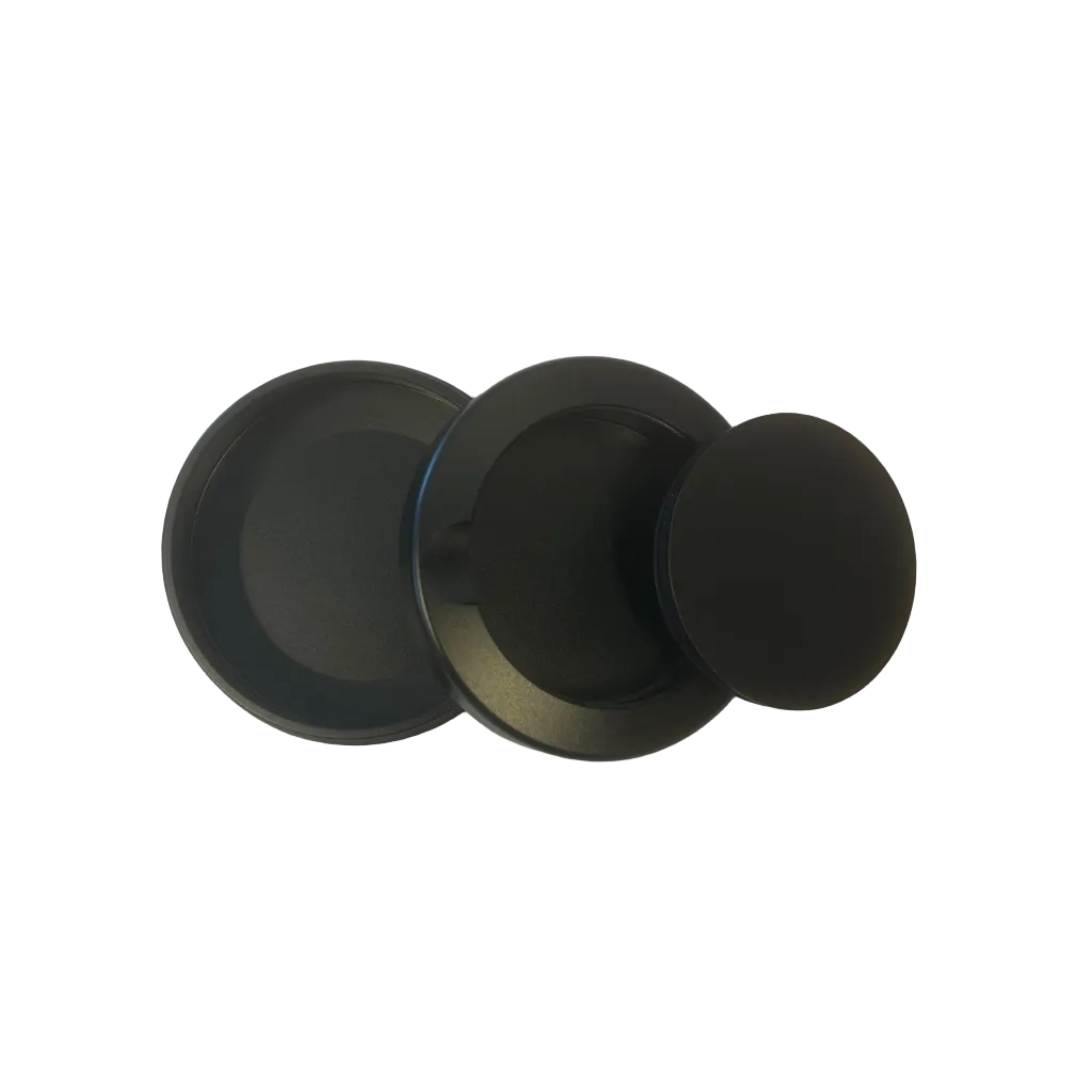 Slim svart metallsnusdosa i aluminium. Öppen vy som visar dosan, locket och bjudlocket.