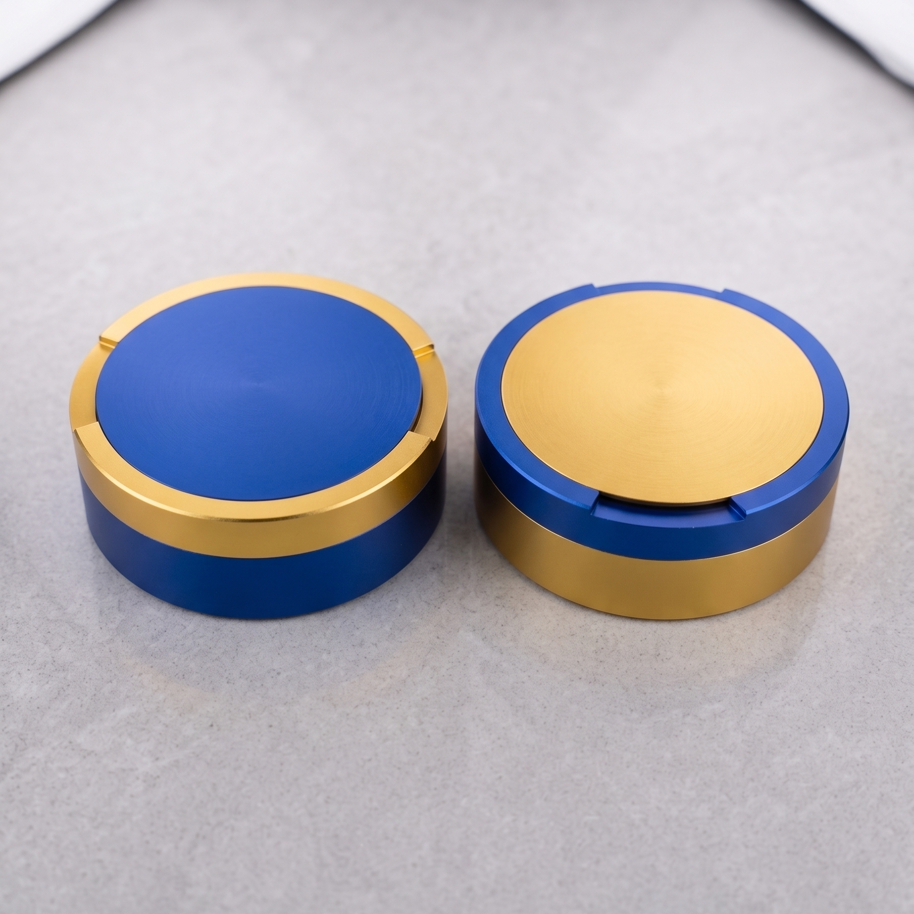 Tvåfärgade snusdosor i aluminium i färgerna blå och guld från Duo Edition.