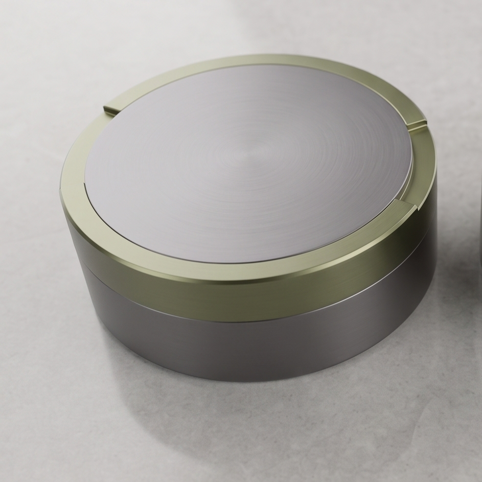 Tvåfärgad snusdosa i aluminium med gråfärgat lock och botten samt olivgrön ring i mitten från Duo Edition.