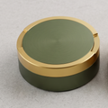 Tvåfärgad snusdosa i aluminium med olivgrönt lock och botten samt guldring i mitten från Duo Edition.