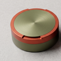 Tvåfärgad snusdosa i aluminium med olivgrönt lock och botten samt orange ring i mitten från Duo Edition.