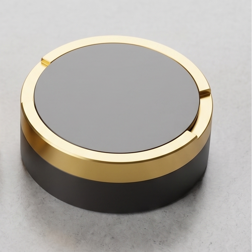 Tvåfärgad snusdosa i aluminium med svart lock och botten samt guldig ring i mitten från Duo Edition.
