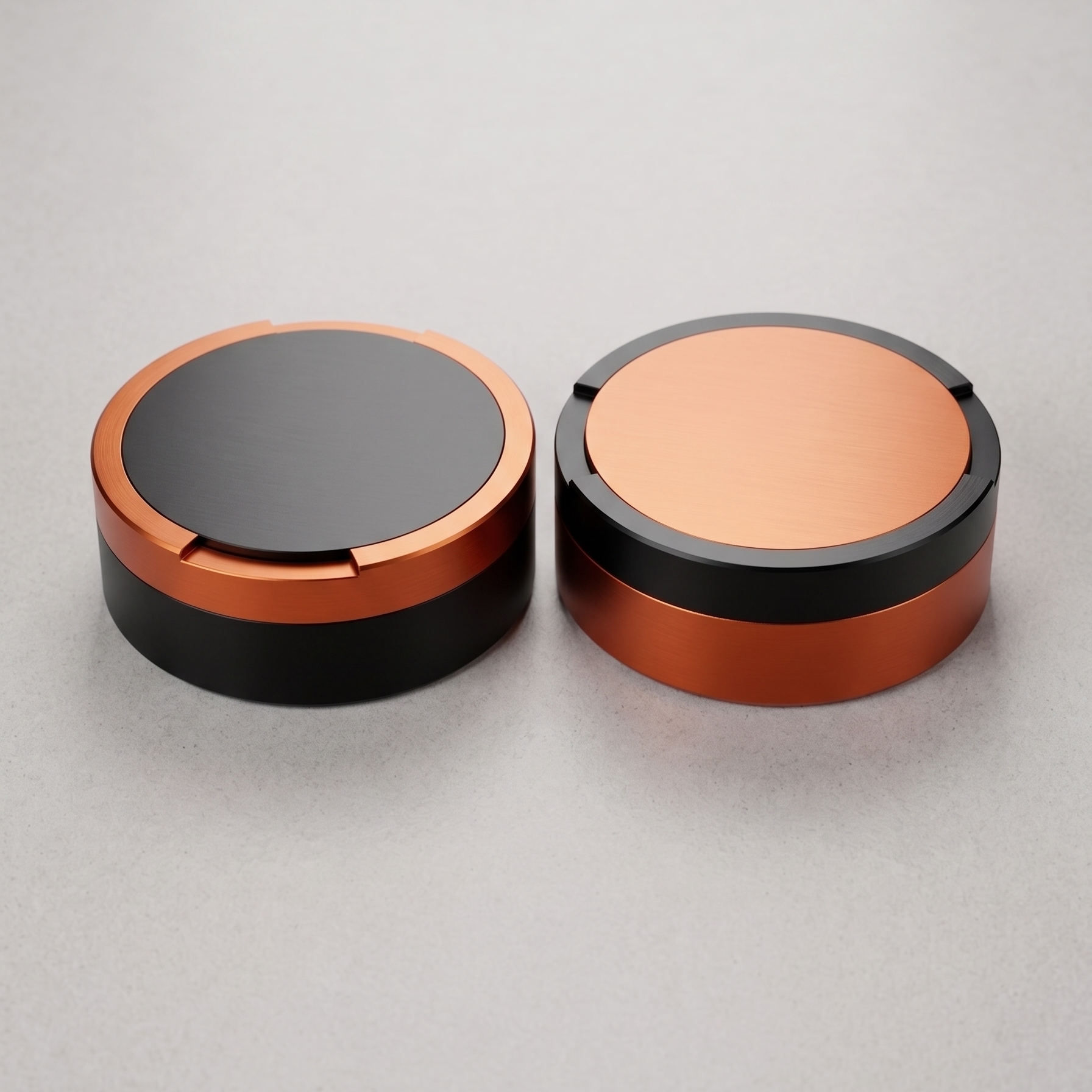 Tvåfärgade snusdosor i aluminium i färgerna svart och orange från Duo Edition.