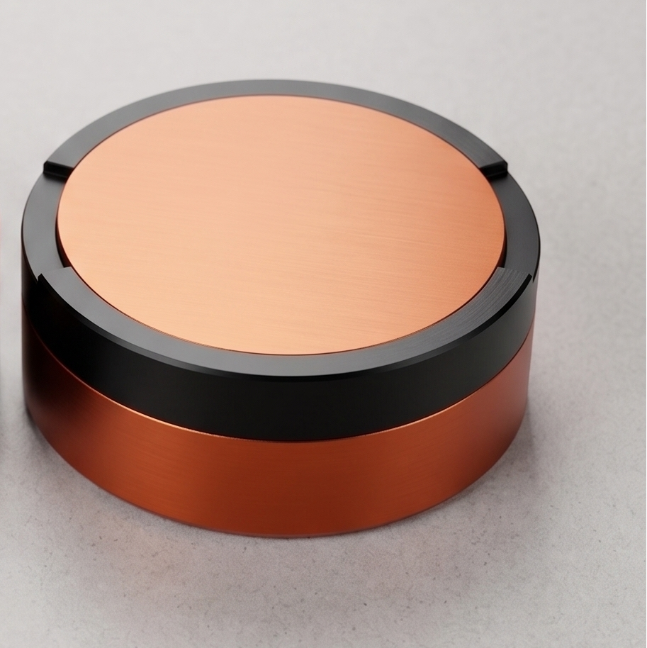 Tvåfärgad snusdosa i aluminium i färgerna orange/svart/orange från Duo Edition.