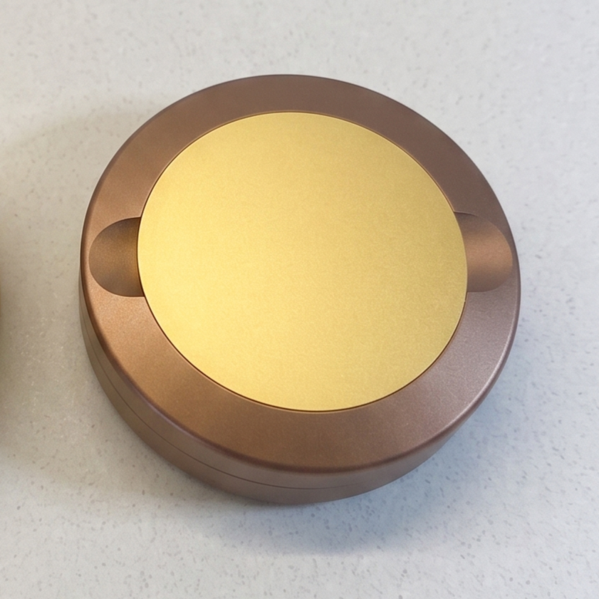 Brun metallsnusdosa i aluminium med guldig bjudlock i profil – Limited Accent Edition