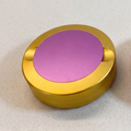 Guldig metallsnusdosa i aluminium med lila bjudlock i profil – Limited Accent Edition