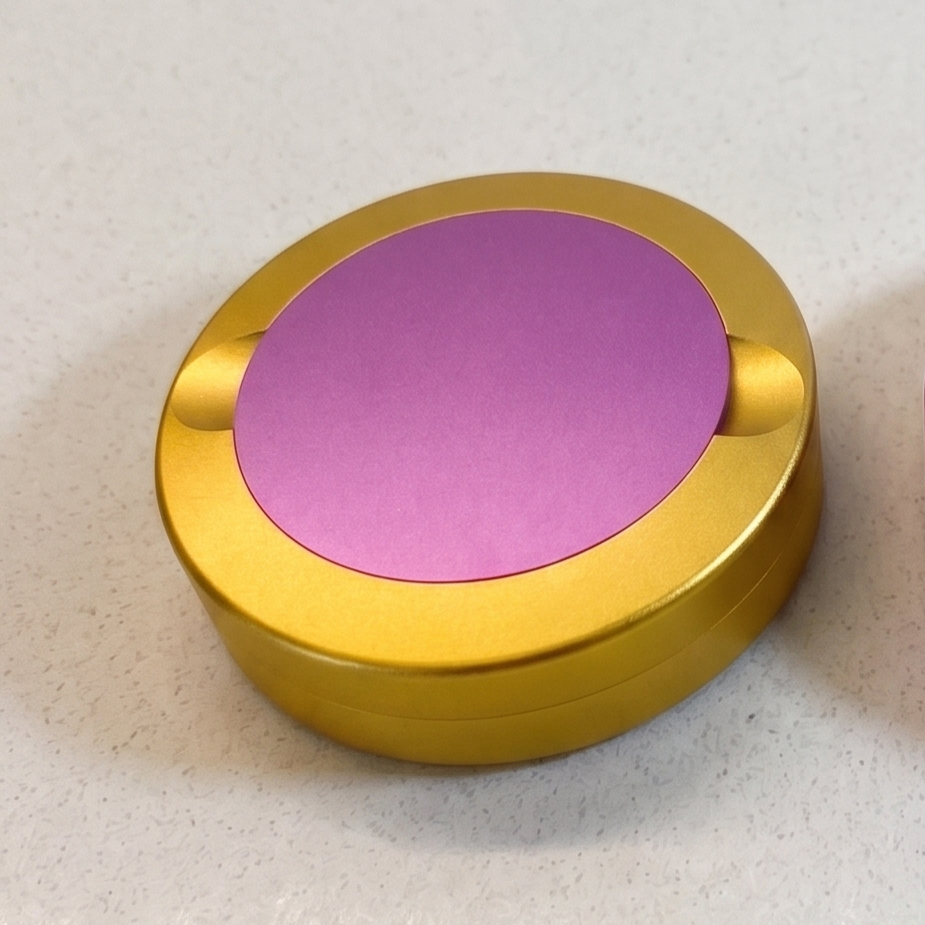 Guldig metallsnusdosa i aluminium med lila bjudlock i profil – Limited Accent Edition
