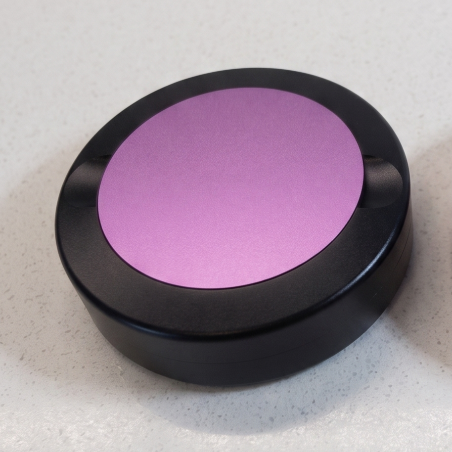 Svart metallsnusdosa i aluminium med lila bjudlock i profil – Limited Accent Edition