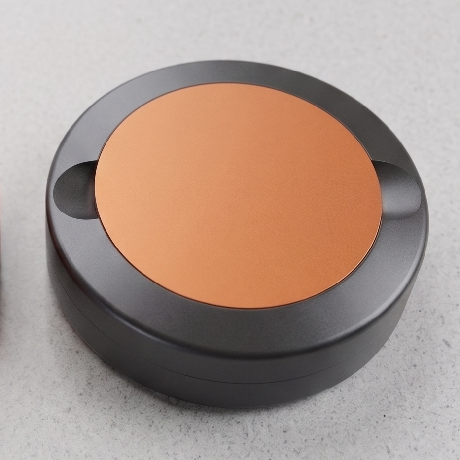 Svart metallsnusdosa i aluminium med orange bjudlock i profil – Limited Accent Edition